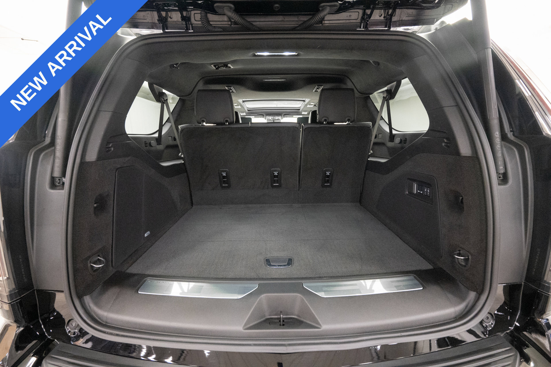 Used 2026 Cadillac Escalade ESV V w/ LPO, ONYX Package AWD/4WD image 54