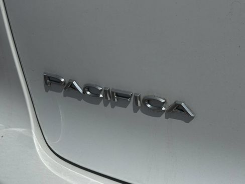 Used 2023 Chrysler Pacifica Touring-L FWD image 8