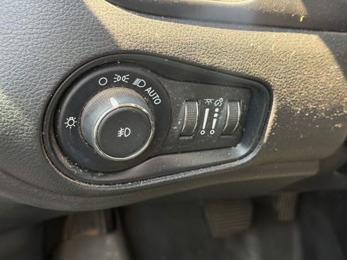 Used 2019 Jeep Renegade Latitude w/ Popular Equipment Group AWD/4WD image 10