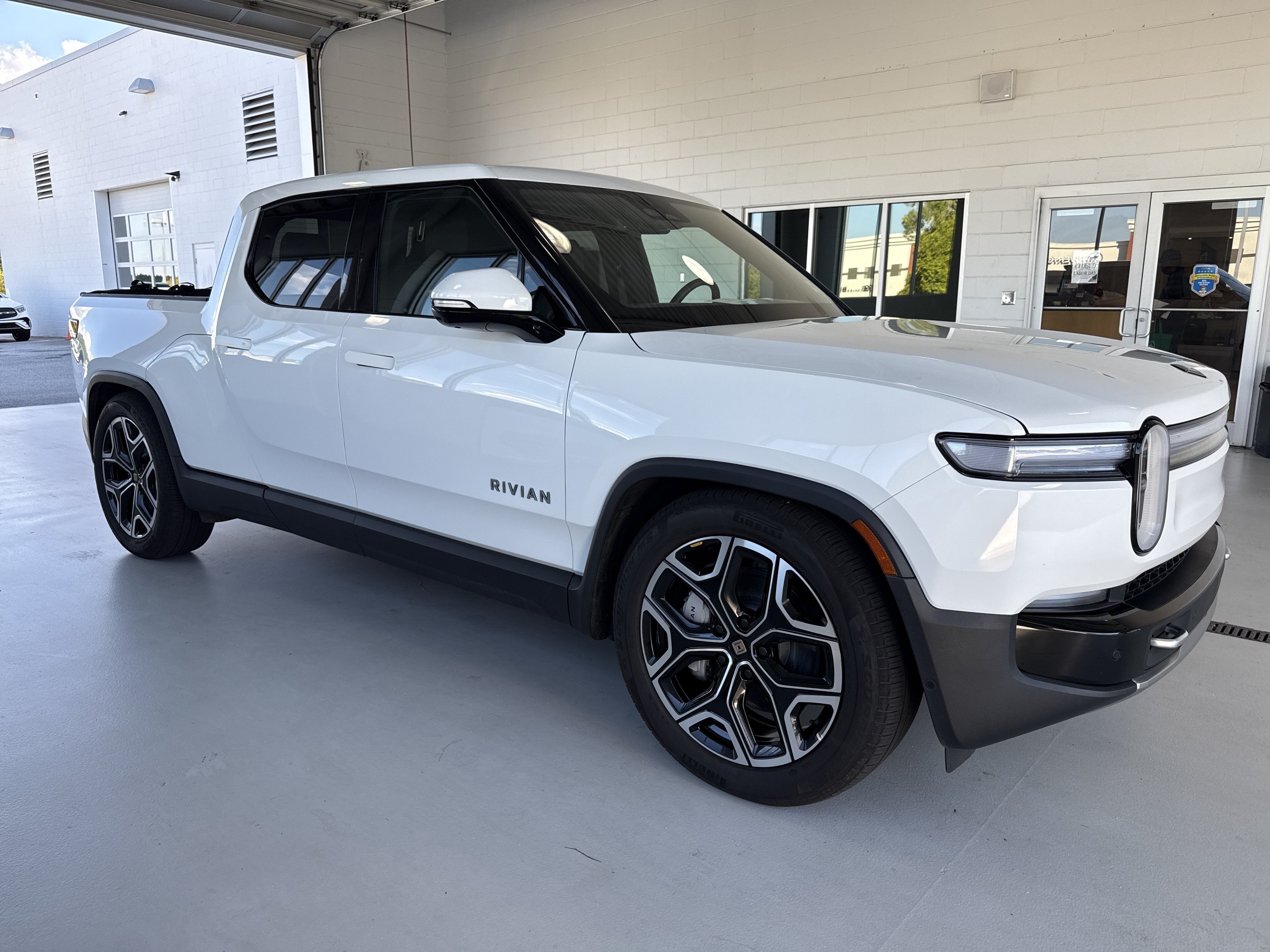 Used 2025 Rivian R1T Adventure Dual AWD/4WD image 12