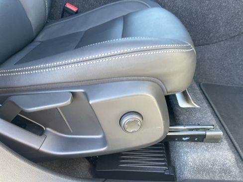 Used 2025 Volvo XC40 B5 Core image 14