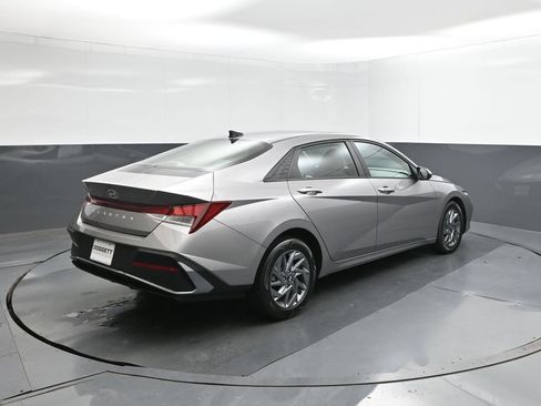 Used 2024 Hyundai Elantra SEL FWD image 8