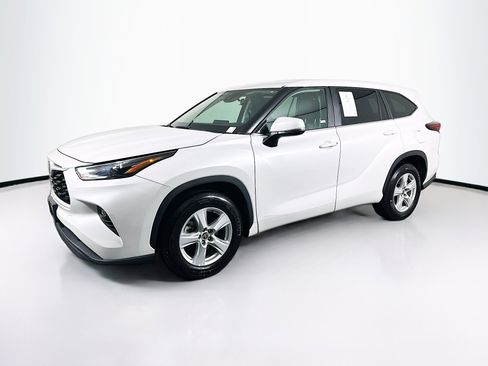 Used 2024 Toyota Highlander LE image 3