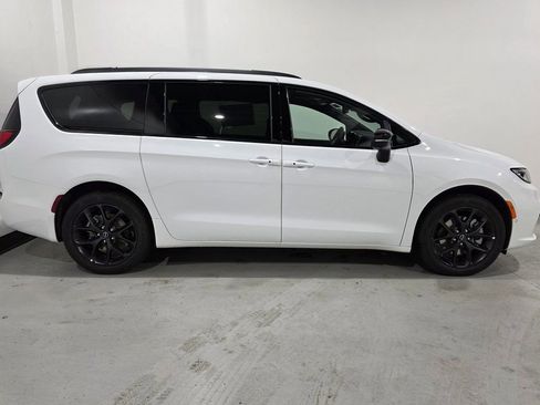 New 2026 Chrysler Pacifica Limited w/ S Appearance Package AWD/4WD image 23