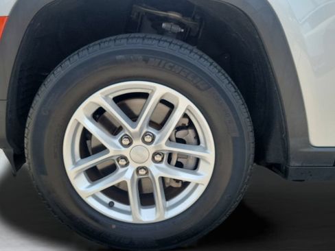 Used 2022 Jeep Grand Cherokee L Laredo w/ Luxury Tech Group I RWD image 25