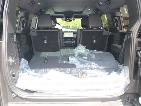 New 2025 Land Rover Defender 130 X-Dynamic SE image 12