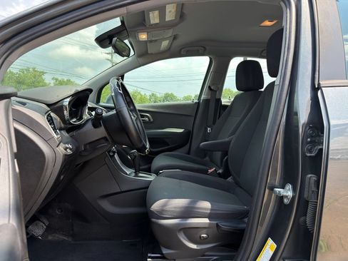 Used 2019 Chevrolet Trax LS AWD/4WD image 2