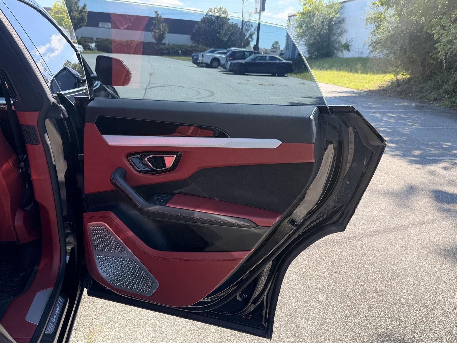 Used 2020 Lamborghini Urus AWD/4WD image 36