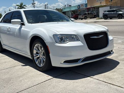 Used 2018 Chrysler 300 Touring L RWD image 16