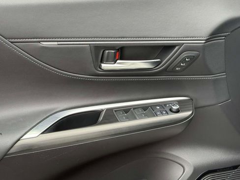 Used 2022 Toyota Venza XLE image 16