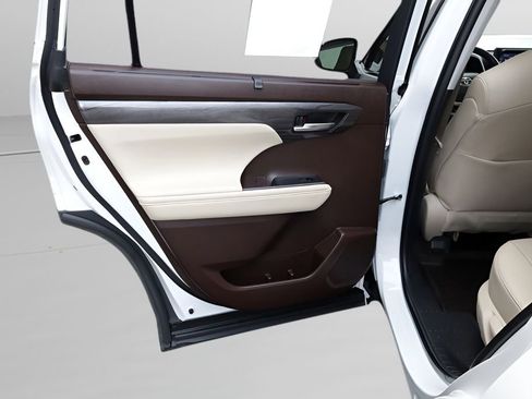 Used 2022 Toyota Highlander Limited image 16