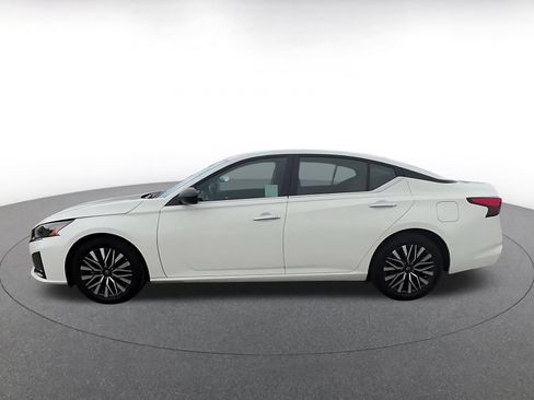 Used 2025 Nissan Altima 2.5 SV FWD image 9