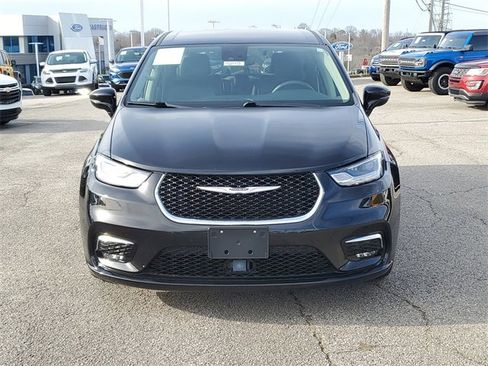 Used 2024 Chrysler Pacifica Select image 2