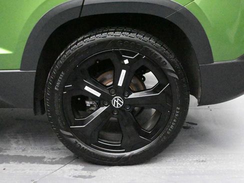 Certified 2025 Volkswagen Taos SE image 11