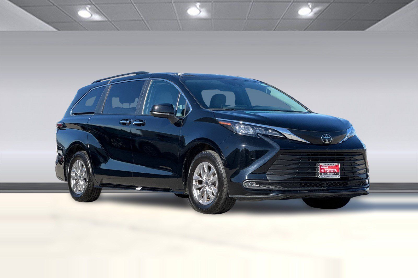 Used 2026 Toyota Sienna XLE FWD image 7