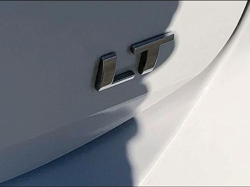 Used 2021 Chevrolet Equinox LT w/ LPO, Floor Liner Package FWD image 17