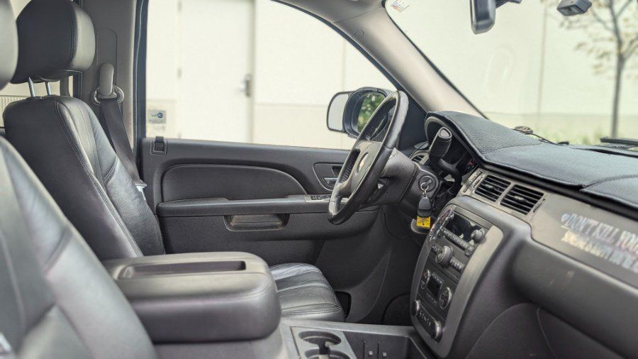 Used 2010 Chevrolet Suburban LT w/ Luxury Package AWD/4WD image 16