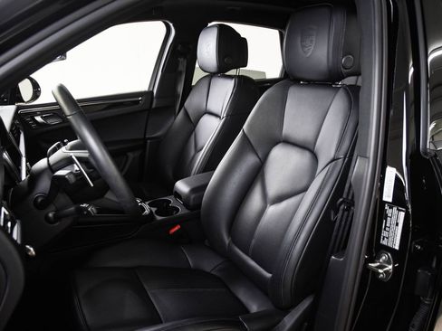 Certified 2026 Porsche Macan image 4