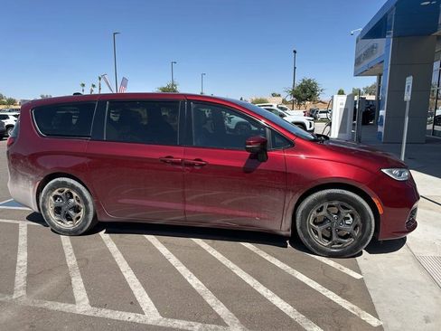 Used 2023 Chrysler Pacifica Touring-L w/ S Appearance Package FWD image 4