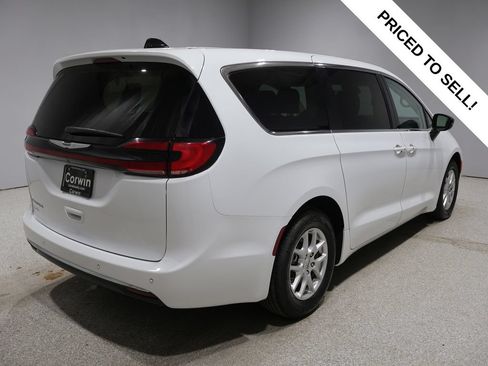 Used 2024 Chrysler Pacifica Touring-L FWD image 2