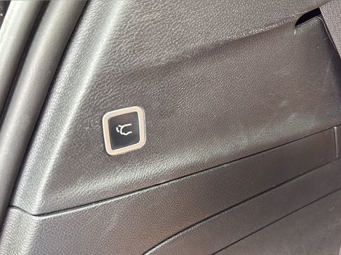 Used 2023 Chrysler Pacifica Pinnacle FWD image 22