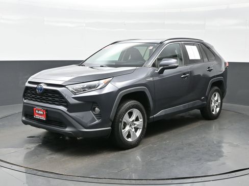 Used 2020 Toyota RAV4 XLE image 2