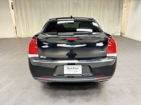 Used 2018 Chrysler 300 Touring L image 4