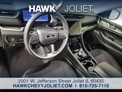 Used 2023 Jeep Grand Cherokee Laredo AWD/4WD image 10