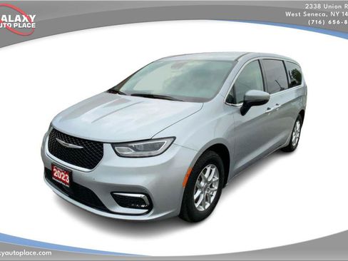 Used 2023 Chrysler Pacifica Touring-L FWD image 1