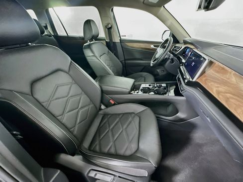 Used 2025 Volkswagen Atlas SE FWD image 33