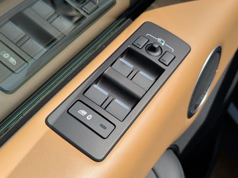 Used 2025 Land Rover Discovery Metropolitan Edition AWD/4WD image 9