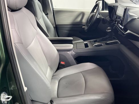 Used 2021 Toyota Sienna XLE image 28