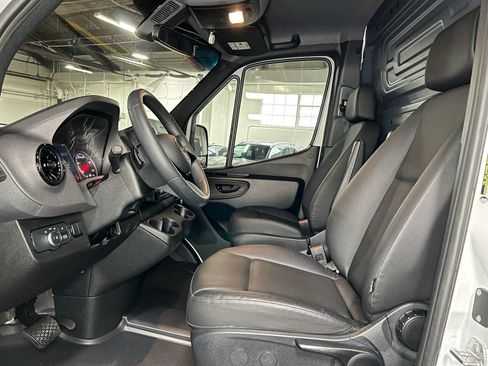 Used 2025 Mercedes-Benz Sprinter 2500 image 21