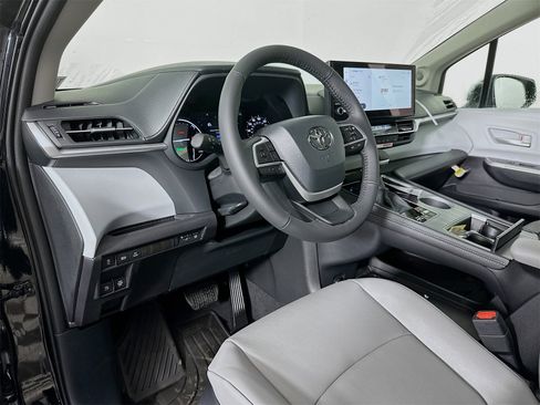 New 2026 Toyota Sienna XLE image 9