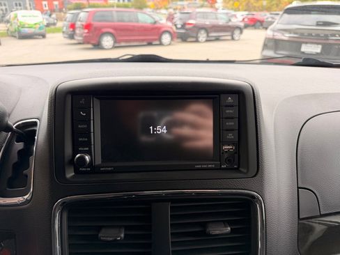 Used 2018 Dodge Grand Caravan SE image 25