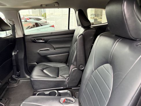 Used 2023 Toyota Highlander XLE AWD/4WD image 13