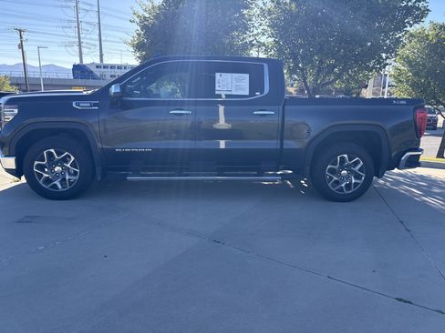 Used 2022 GMC Sierra 1500 SLT w/ X31 Off-Road Package AWD/4WD image 2