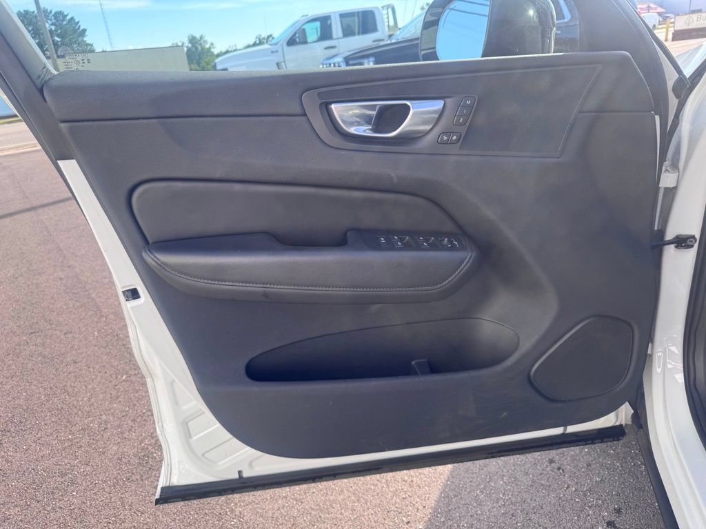 Used 2025 Volvo XC60 B5 Plus AWD/4WD image 11