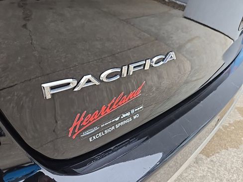 Used 2024 Chrysler Pacifica Touring-L image 19