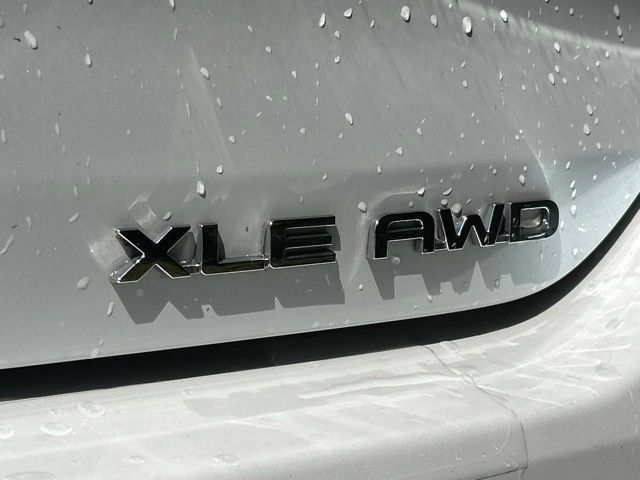 Used 2022 Toyota Highlander XLE AWD/4WD image 13