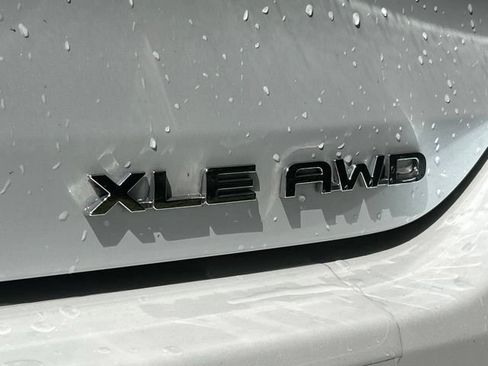 Used 2022 Toyota Highlander XLE AWD/4WD image 13