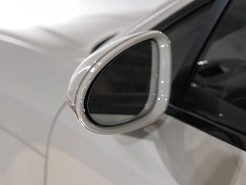 Used 2023 Porsche Macan Turbo image 49