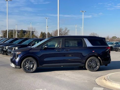 New 2026 Kia Carnival EX FWD image 4