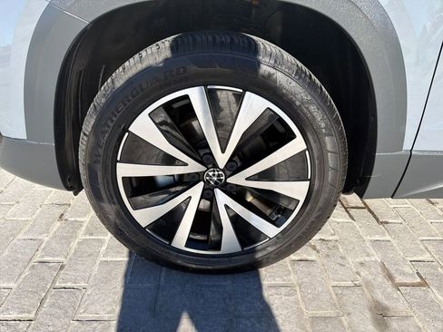 Certified 2022 Volkswagen Taos SE w/ Panoramic Sunroof Package image 28