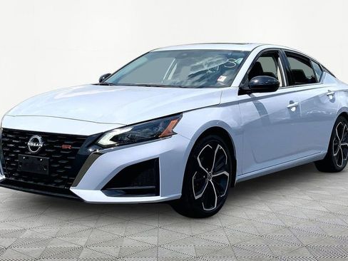 Used 2024 Nissan Altima 2.5 SR w/ SR Premium Package FWD image 3