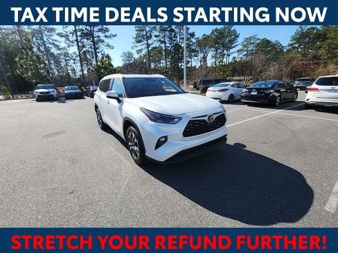 Used 2024 Toyota Highlander XLE image 3