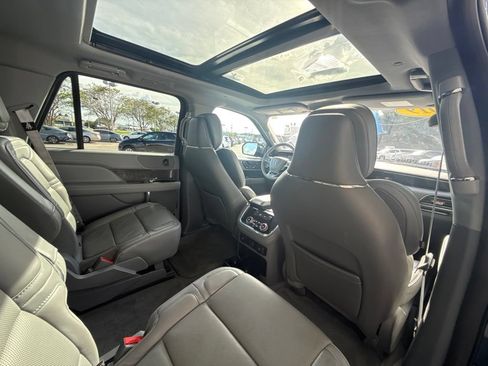Used 2019 Lincoln Navigator Select w/ Technology Package AWD/4WD image 42