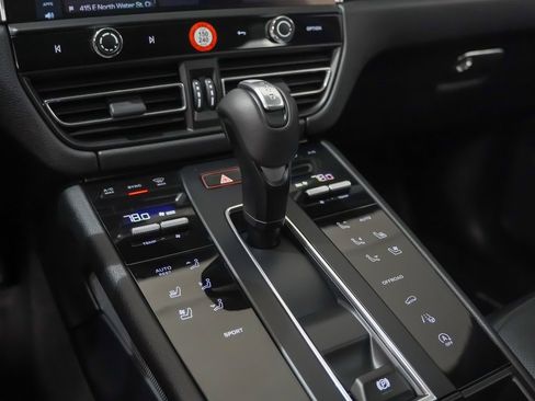Used 2025 Porsche Macan image 33