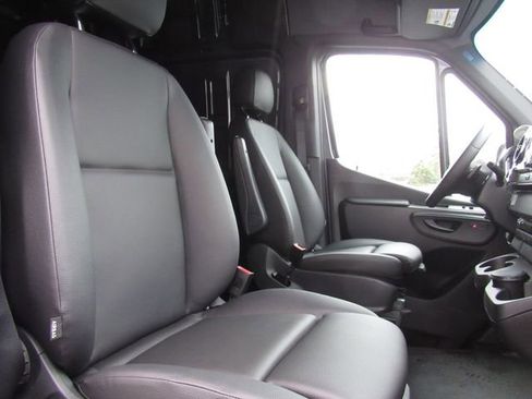 Used 2022 Mercedes-Benz Sprinter 2500 image 16