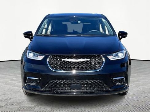 Used 2024 Chrysler Pacifica Touring-L image 2